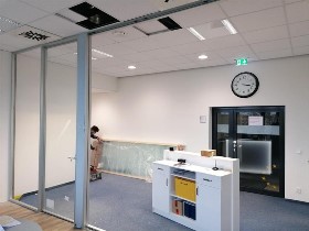 Aufbau der Glastrennwand fast fertig